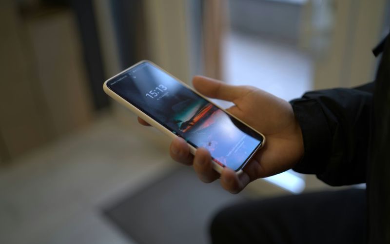 Step-by-step to force how to restart Samsung phone when it freezes (Image by Unsplash)