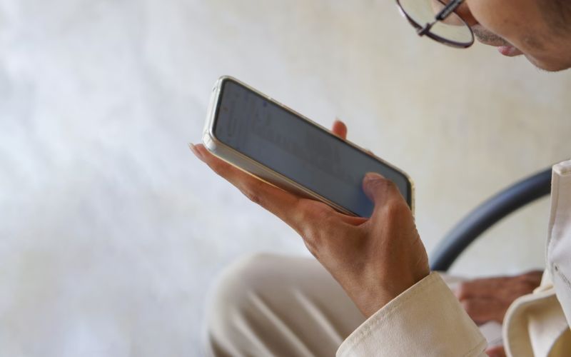 How to unblock a phone number? A quick guide to unblocking a phone number on iPhone (Image by Unsplash)