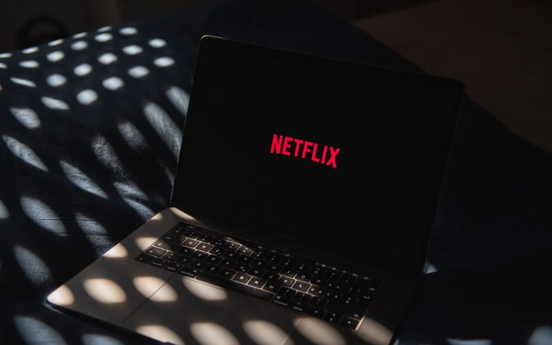 can you download movies from netflix on laptop